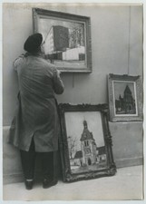 Peinture. Salon d'Automne au Palais des Beaux-Arts. Accrochage d' Utrillo. 1948.