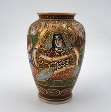 Petit vase en porcelaine de