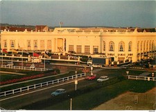 14 - Deauville - Au centre de la Terrasse de Deauville, le Casino, d'une archite