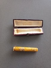 Fume cigarette, bague et