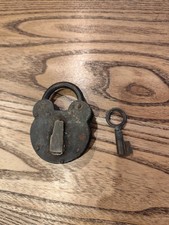 Ancien cadenas en métal Avec