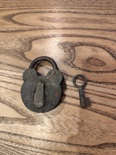 Ancien cadenas métal avec - ancien,