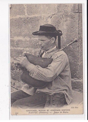 Hanvec joueur de biniou - de,