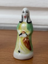 Fève Femme ancienne habillée