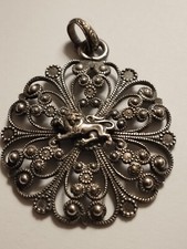Pendentif vintage filigrane au lion normand. Bijou régional