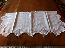 Linge ancien Dessus de meuble lin blanc  brodé de fleurs
