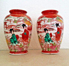 Ensemble de 2 petits vases japonais en porcelaine peints main XX°