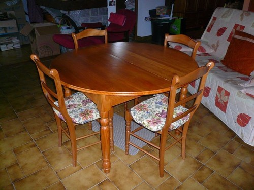 Une table chaises en pin - une,