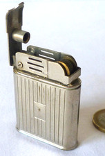 Ancien briquet essence - À, en