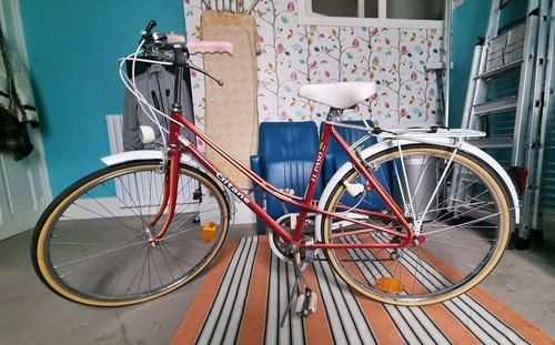 Ancien vélo femme rouge - ancien, et
