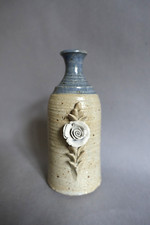 Vase soliflore en grès émaillé bicolore à décor d'une rose en haut-relief signé