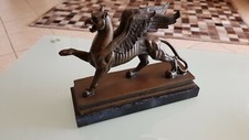 Griffon Bronze Sculpture Art Nouveau Gothique sur socle en marbre. 
