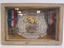 Cadre-souvenir de guerre 1870-1871 - médailles et fleurs séchées sous verre
