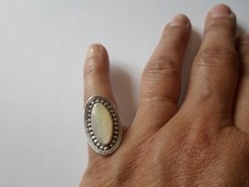 bague en argent massif, style