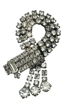 Broche vintage formant ruban noué en rivière de strass à pampilles
