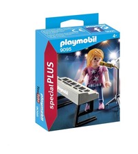 9095 Chanteuse avec synthé