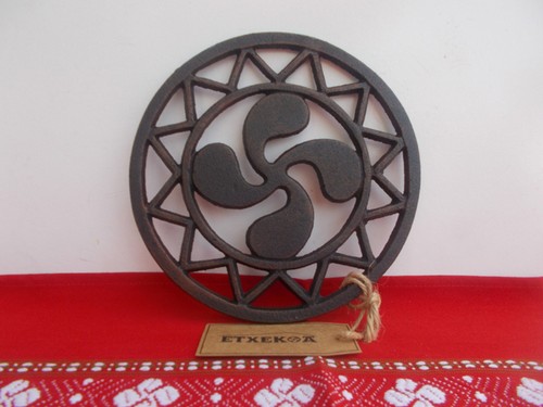 Dessous plat croix basque - de,