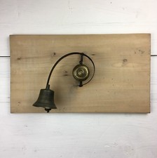 Cloche de porte cloche victorienne serviteurs n ° 4 sur planche de pin récupérée