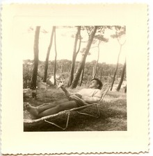 Homme allongé sur chaise longue - Ancienne photo an. 1950