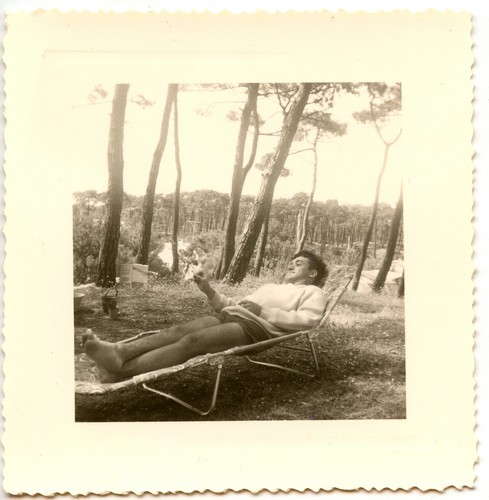 Homme allongé sur chaise