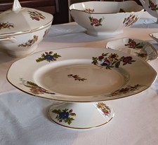 Assiette à gateau sur pied