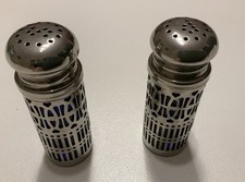 SALIERE ET POIVRIER DE TABLE METAL ARGENTE STYLE VICTORIEN AVEC VERRE BLEU FONCE