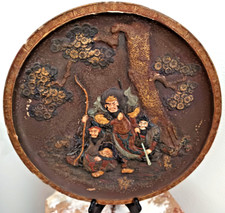 RARE GRAND PLAT EN TERRE CUITE A DECOR DE SAMOURAIS ERE MEIJI JAPON