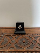 socle noir brillant avec fleur
