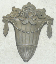 ORNEMENT DE MEUBLE STYLE ART DECO  EN ZAMAC DECOR PANIER  15.5X12 CM