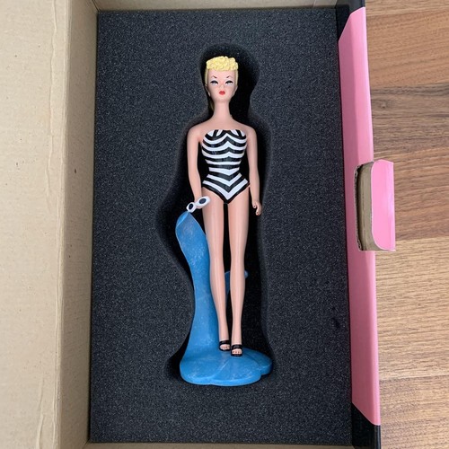 Barbie nostalgique avec - , boîte