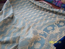 Coupon de tissu ancien en soie bleue brodé de fleurs. XIXème.  Réf n°14