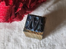 Mini tampon ancien monogramme M  broderie feston collection couture mercerie