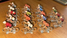 JOUETS ANCIENS SALZA ?? 18 CYCLISTES PLASTIQUES " TOUR DE FRANCE " 1:32