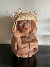Singes tirelire sculptés dans noix de coco