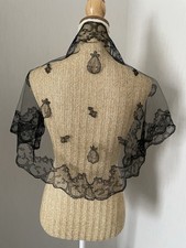 ancienne mantille ,châle en tulle brodé : 112 X 52 cm  (L87)