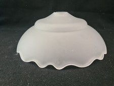 belle ancienne suspension  abat jour verre blanc dépoli typique des années 70