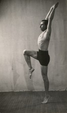 Gymnaste dans le studio du photographe, France,  Vintage photo originale 