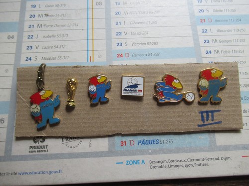 Lot iii pin s - :, football
