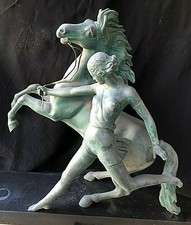 tres grande statue cheval de