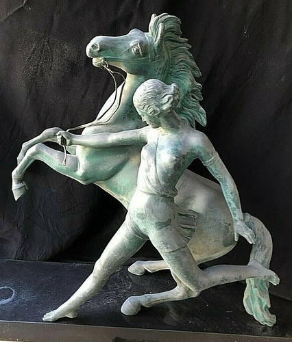 Tres grande statue - tres,