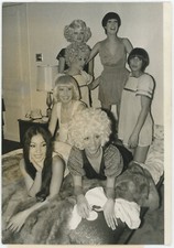 Les Girls du Crazy Horse Saloon essaient le lit d'eau chauffé. 1972.