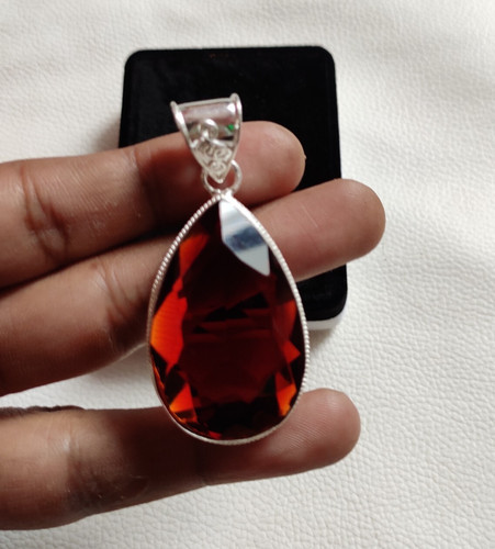 Beau pendentif pierre
