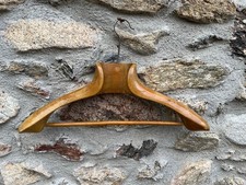 Ancien Grand Cintre Vintage en Bois à Haut Col