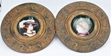 Paire de portraits sur porcelaine dans un cadre en laiton repoussé, XIXe.