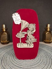 Cadre en velours rouge fillette avec gramophone ciselé main étain 82% garantie