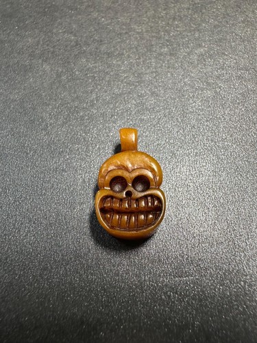 Pendentif crâne sol - , charnier