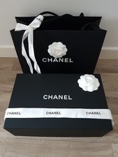 CHANEL BOÎTE, SAC SHOPPING CARTONNÉ, CAMÉLIAS RUBANS 30/19/11