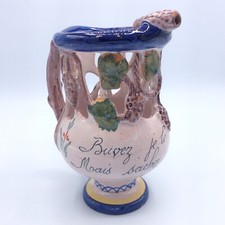 Pichet trompeur en faïence de Malicorne à décor de vigne signé Pouplard Beatrix