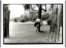 Michel Pinel, 1980, jupe relevée vintage print,  Tirage argentique  25,5x37,