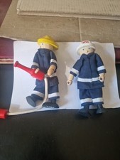 PINTOY. LOT DE 2 FIGURINES EN BOIS. POMPIERS.. 13 CM... 